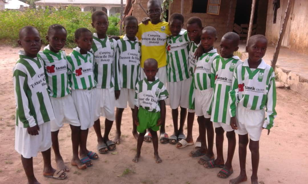 SV Blokzijl schenkt Tenue aan team Gambia